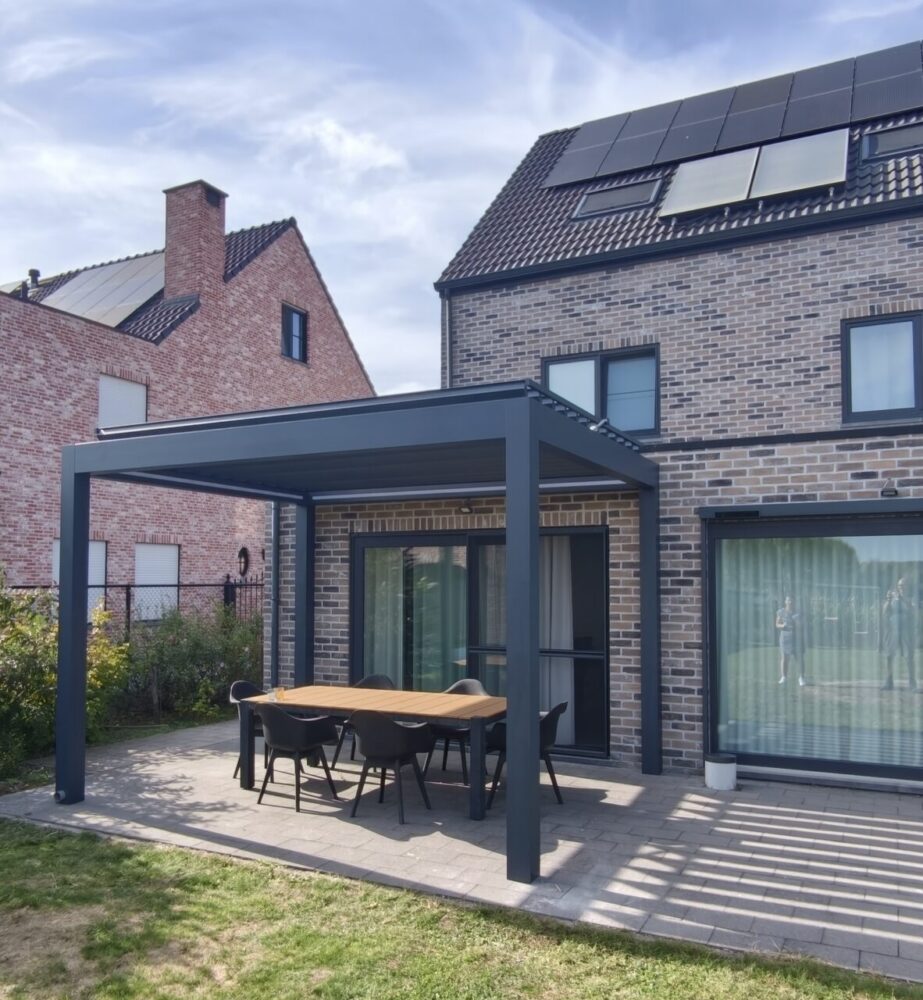 Terrasoverkapping met lamellendak in antraciet