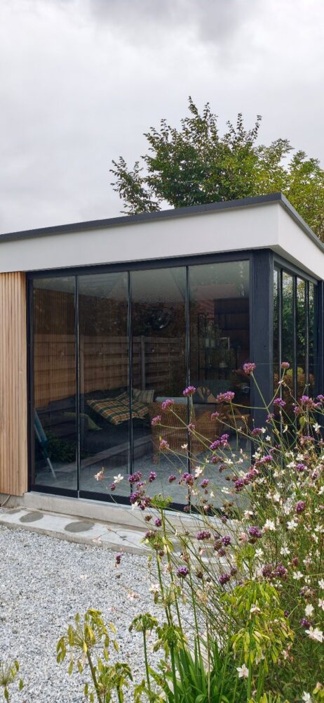 Afgewerkte glazen schuifwand in RAL 9005 gitzwart geplaatst in bijgebouw te Kieldrecht