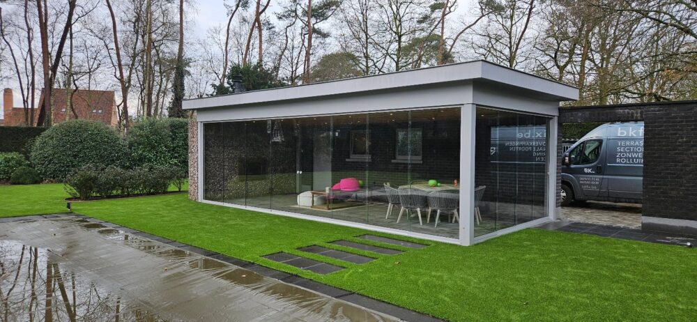 Bestaande terrasoverkapping in het Waasland afgesloten met glazen schuifwanden rondom het terras