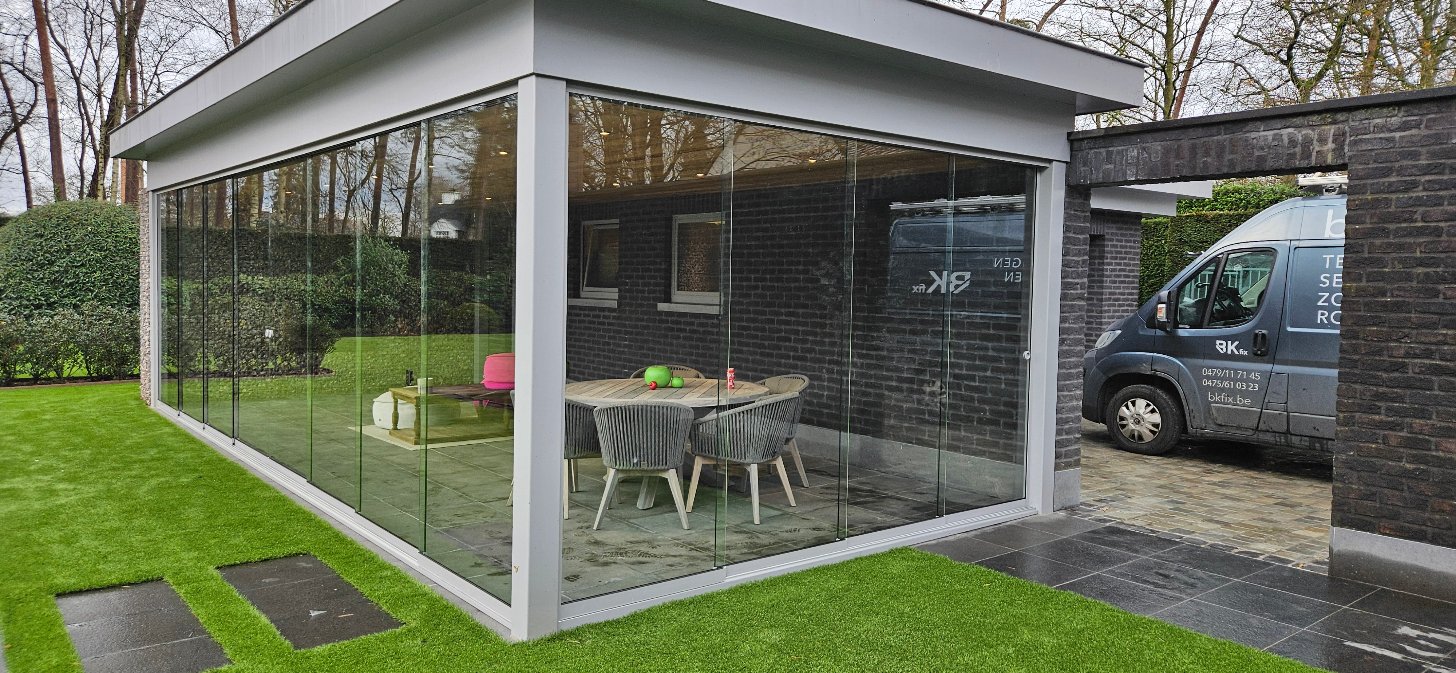 Detail van de hoekopstelling met openschuivende glazen wanden en aluminium onderrail