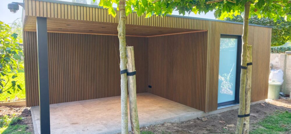Moderne terrasoverkapping in Beveren Kallo met composiet rib en glazen schuifdeur